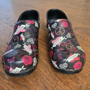 Sanita Sz 38 Heart Roses Peace Black and Pink Clogs